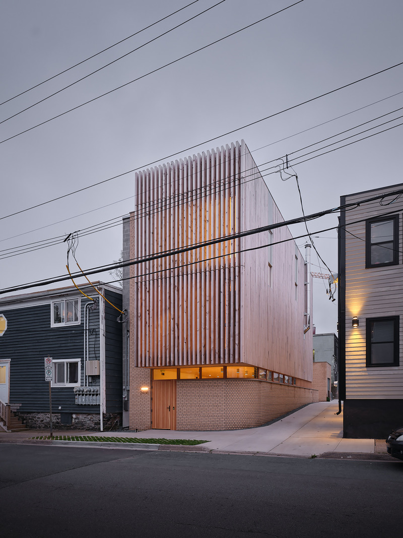 Dossier de presse | 809-37 - Communiqué de presse | Meet the Winners of The  2022 AZ Awards! - AZURE Media - Concours - <p>Winner + People's Choice – Architecture, Single Family Houses</p><p style="">OG House, Halifax, Canada</p><p style=""><br></p><p style="">Omar Gandhi Architect, Toronto and Halifax, Canada <br style=""></p> - Crédit photo : Doublespace Photography