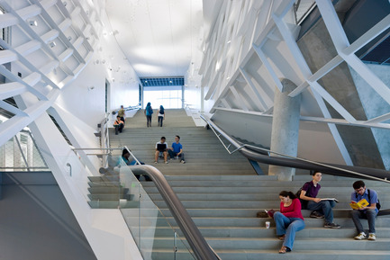 Dossier de presse | 756-04 - Communiqué de presse | En imparfaite santé : la médicalisation de l’architecture - Centre Canadien d’Architecture (CCA) - Édition - Cooper Union for the Advancement of Science and Art. Vue de l’escalier à l’entrée (New York), 2009. Iwan Baan, photographe.© Iwan Baan
