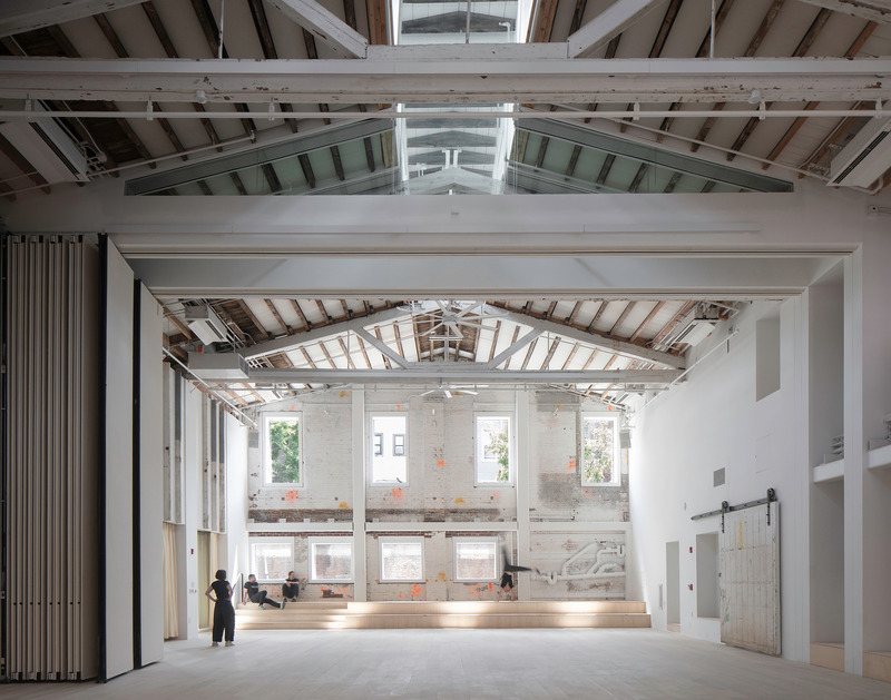 Dossier de presse | 809-37 - Communiqué de presse | Meet the Winners of The  2022 AZ Awards! - AZURE Media - Concours - <p>Winner + People's Choice – Architecture, Adaptive Re-Use</p><p>The Mercury Store — Timber Adaptive Reuse Theater, Brooklyn, U.S.</p><p><br></p><p style="">CO Adaptive Architecture, Brooklyn, U.S.<br style=""></p> - Crédit photo : Naho Kubota