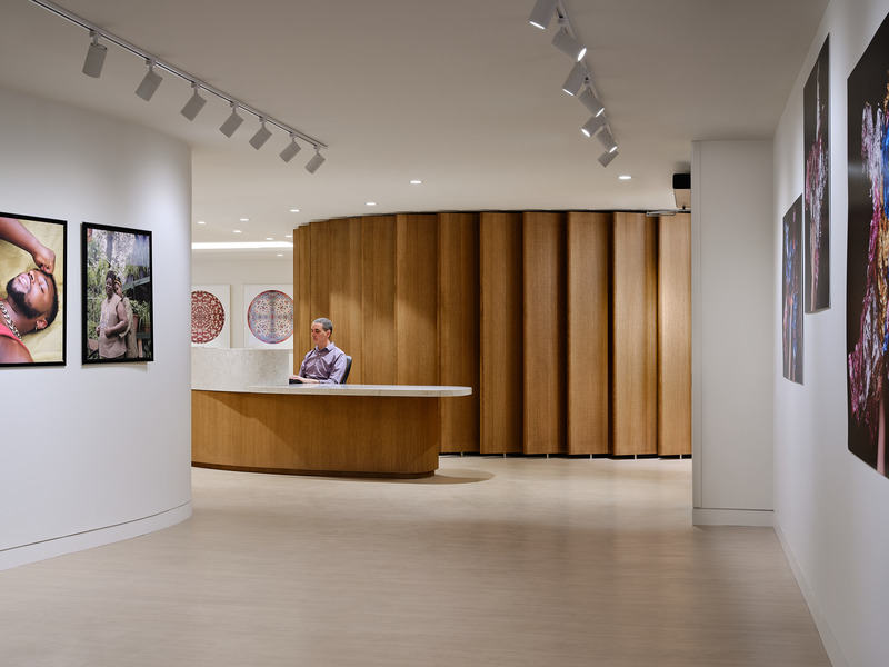 Dossier de presse | 6246-01 - Communiqué de presse | HQ Toronto - Architecture Counsel Inc. - Architecture institutionnelle - <p class="">Semi-circular front desk crafted from stained white oak greets the visitor in the main entry</p> - Crédit photo : doublespace photography