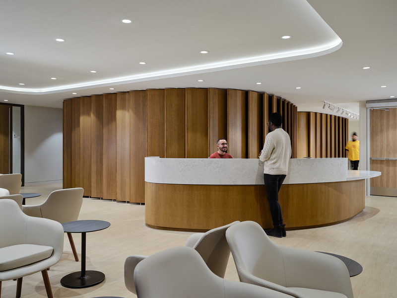 Dossier de presse | 6246-01 - Communiqué de presse | HQ Toronto - Architecture Counsel Inc. - Architecture institutionnelle - Caesar Stone was therma-formed to create semi-circular reception desk - Crédit photo : doublespace photography