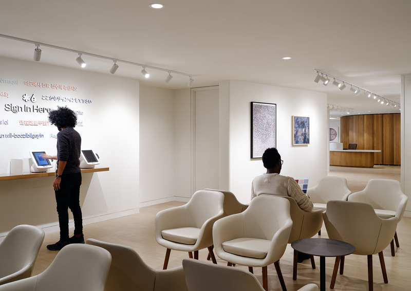 Dossier de presse | 6246-01 - Communiqué de presse | HQ Toronto - Architecture Counsel Inc. - Architecture institutionnelle - <p class="">Service users are linked to appropriate care and services in lobby’s Express Check-in</p> - Crédit photo : doublespace photography