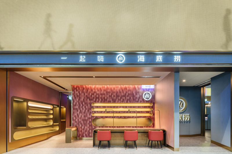 Press kit | 3531-06 - Press release | New Version of Haidilao - Vermilion Zhou Design Group - Commercial Interior Design - The manicure area is one of the highlights of the service, providing some fun to the guests when they are waiting, we arrange it at the entrance to attract the people, and disperse the pedestrian flow. - Photo credit: Vincent Wu