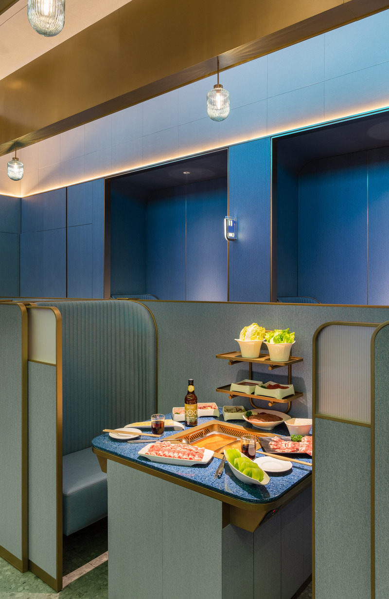 Press kit | 3531-06 - Press release | New Version of Haidilao - Vermilion Zhou Design Group - Commercial Interior Design - cabin dining seat provide some privacy for guest. - Photo credit: Vincent Wu