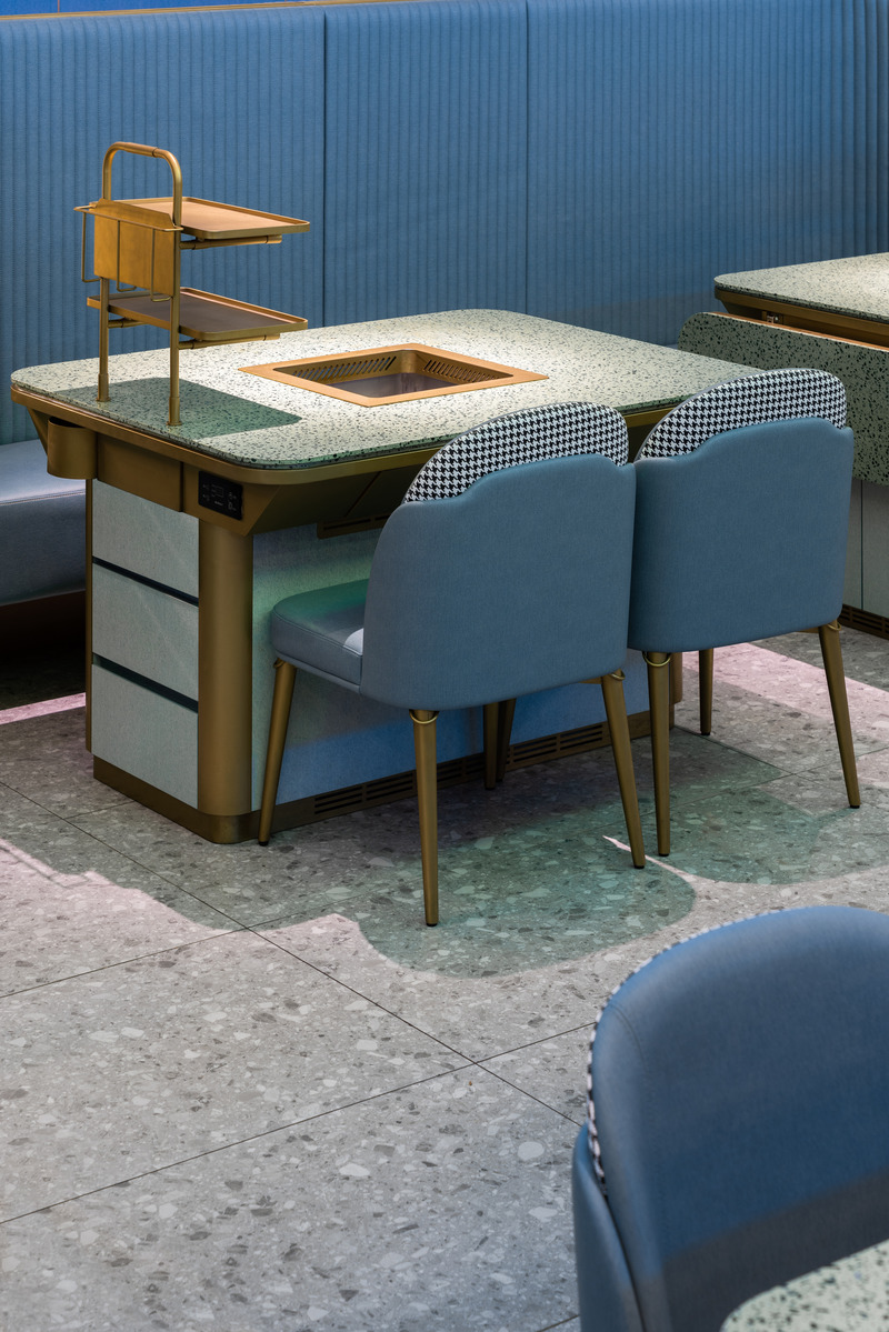 Press kit | 3531-06 - Press release | New Version of Haidilao - Vermilion Zhou Design Group - Commercial Interior Design - "All in one" table, can display food, beverage, and also a cabin to storage tableware. The folding table can be adjusted according to the number of diners. - Photo credit: Vincent Wu