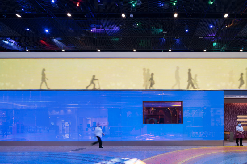 Press kit | 3531-06 - Press release | New Version of Haidilao - Vermilion Zhou Design Group - Commercial Interior Design - Entrance, Large LED screens can sense the action and interact with customers. - Photo credit: Vincent Wu