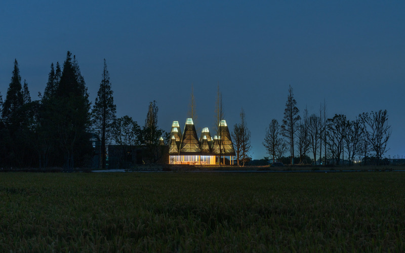 Dossier de presse | 3524-01 - Communiqué de presse | Restaurant of Metasequoia Grove - GOA (Group of Architects) - Architecture commerciale - Night view from nothern fields - Crédit photo : ©2021 IN BETWEEN