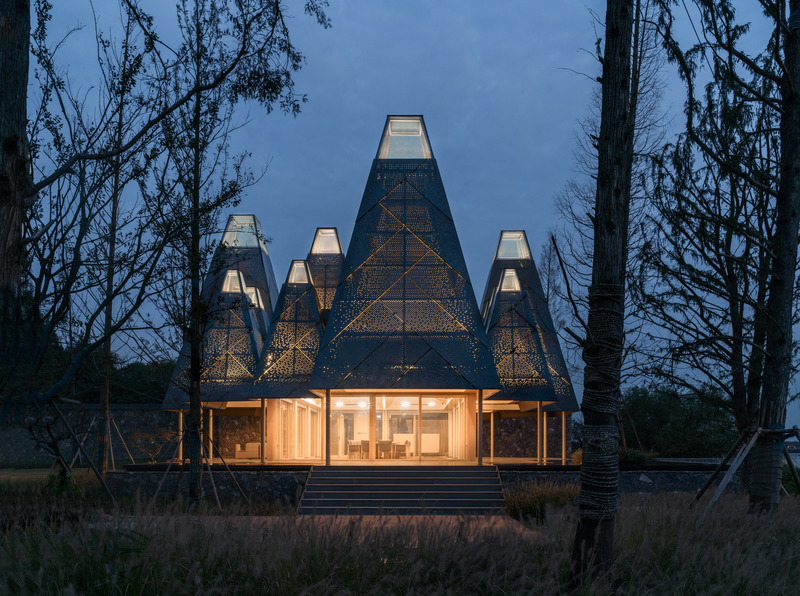 Dossier de presse | 3524-01 - Communiqué de presse | Restaurant of Metasequoia Grove - GOA (Group of Architects) - Architecture commerciale - Entrance view at night - Crédit photo : ©2021 IN BETWEEN