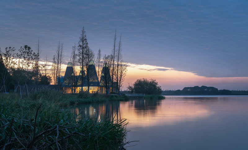 Dossier de presse | 3524-01 - Communiqué de presse | Restaurant of Metasequoia Grove - GOA (Group of Architects) - Architecture commerciale - View from the lake - Crédit photo : ©2021 IN BETWEEN