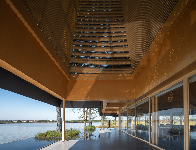Dossier de presse | 3524-01 - Communiqué de presse | Restaurant of Metasequoia Grove - GOA (Group of Architects) - Architecture commerciale - Space under eaves - Crédit photo : ©2021 IN BETWEEN