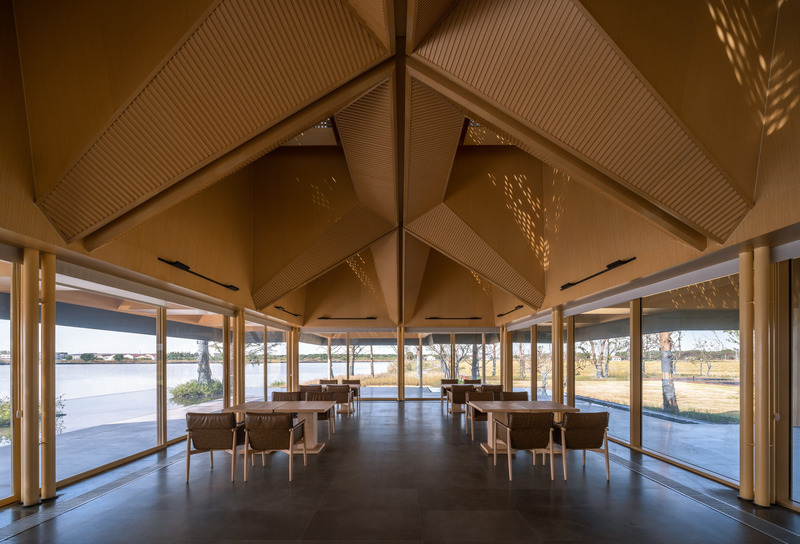 Dossier de presse | 3524-01 - Communiqué de presse | Restaurant of Metasequoia Grove - GOA (Group of Architects) - Architecture commerciale - Interior space - Crédit photo : ©2021 IN BETWEEN