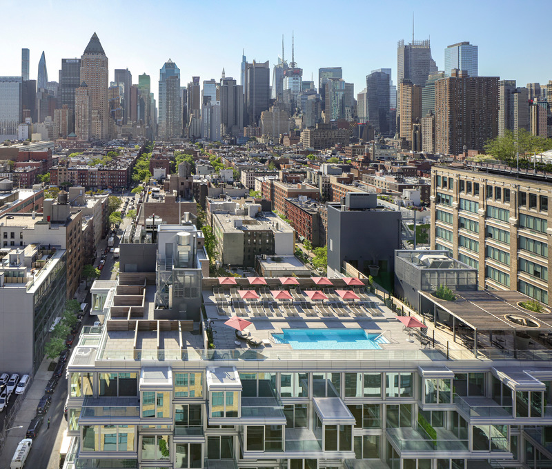 Dossier de presse | 1472-08 - Communiqué de presse | concrete Designs First Residential Building in Manhattan - Concrete Amsterdam - Architecture résidentielle -  The West - rooftop pool view - Crédit photo : ewout huibers
