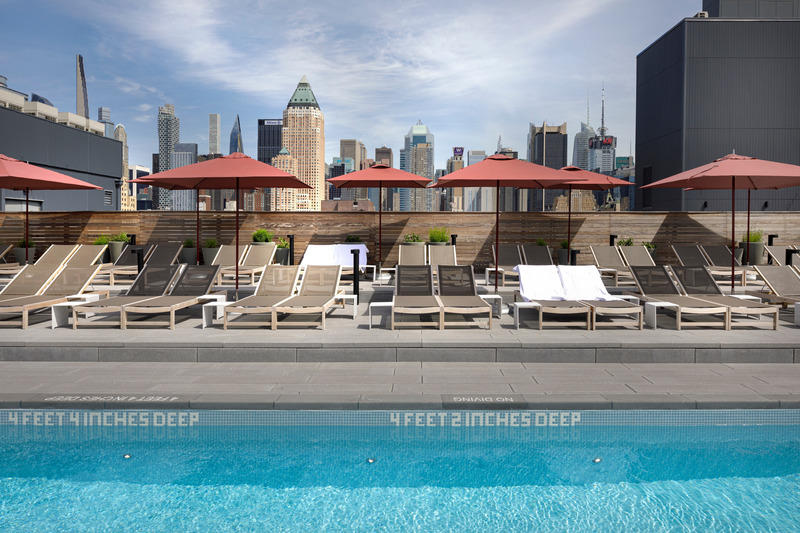 Dossier de presse | 1472-08 - Communiqué de presse | concrete Designs First Residential Building in Manhattan - Concrete Amsterdam - Architecture résidentielle -  The West - rooftop pool   - Crédit photo : ewout huibers