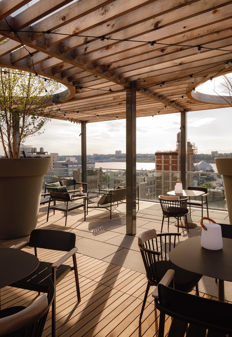 Dossier de presse | 1472-08 - Communiqué de presse | concrete Designs First Residential Building in Manhattan - Concrete Amsterdam - Architecture résidentielle -  The West - rooftop pergola view  - Crédit photo : ewout huibers