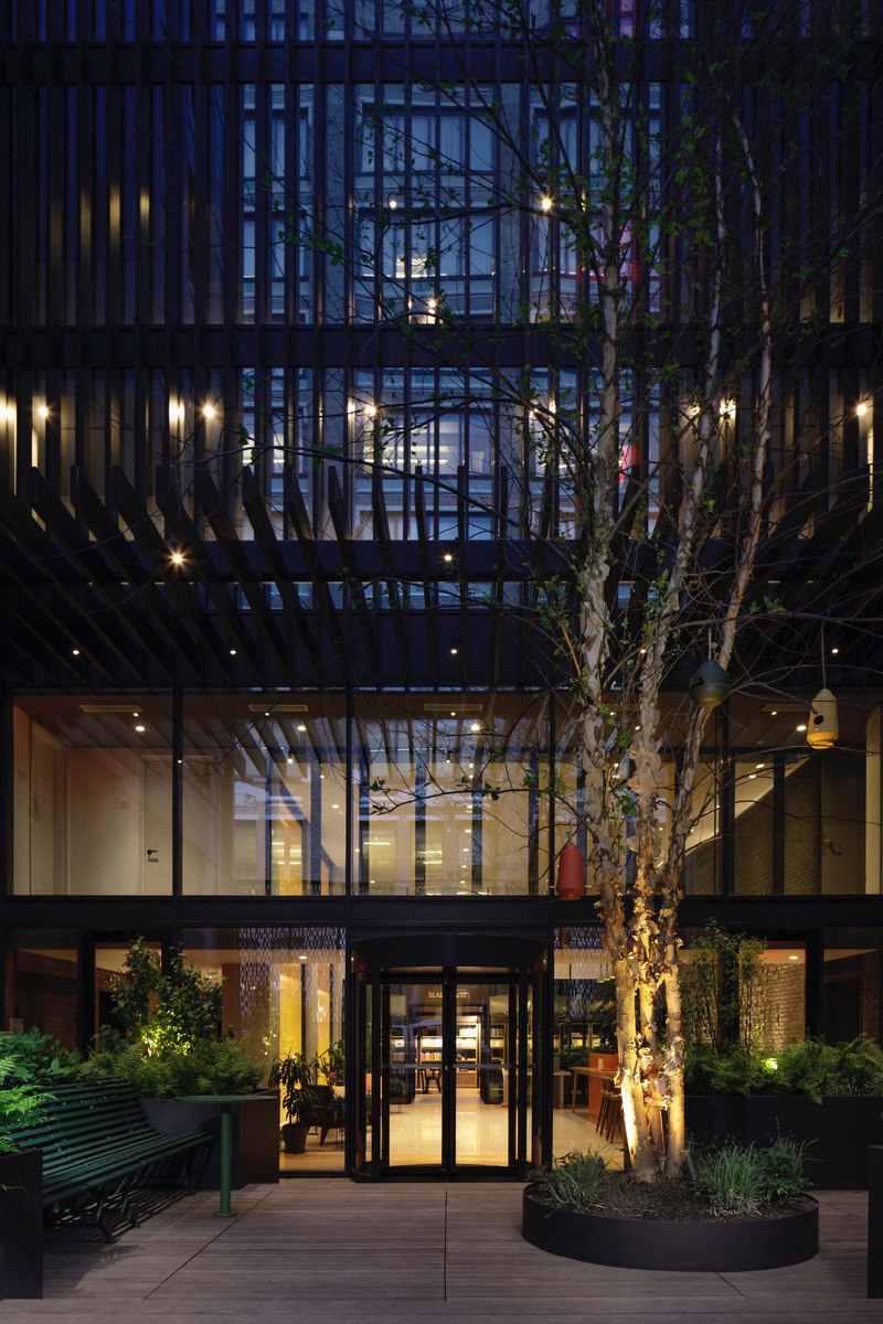 Dossier de presse | 1472-08 - Communiqué de presse | concrete Designs First Residential Building in Manhattan - Concrete Amsterdam - Architecture résidentielle -  The West - entrance court - Crédit photo : ewout huibers