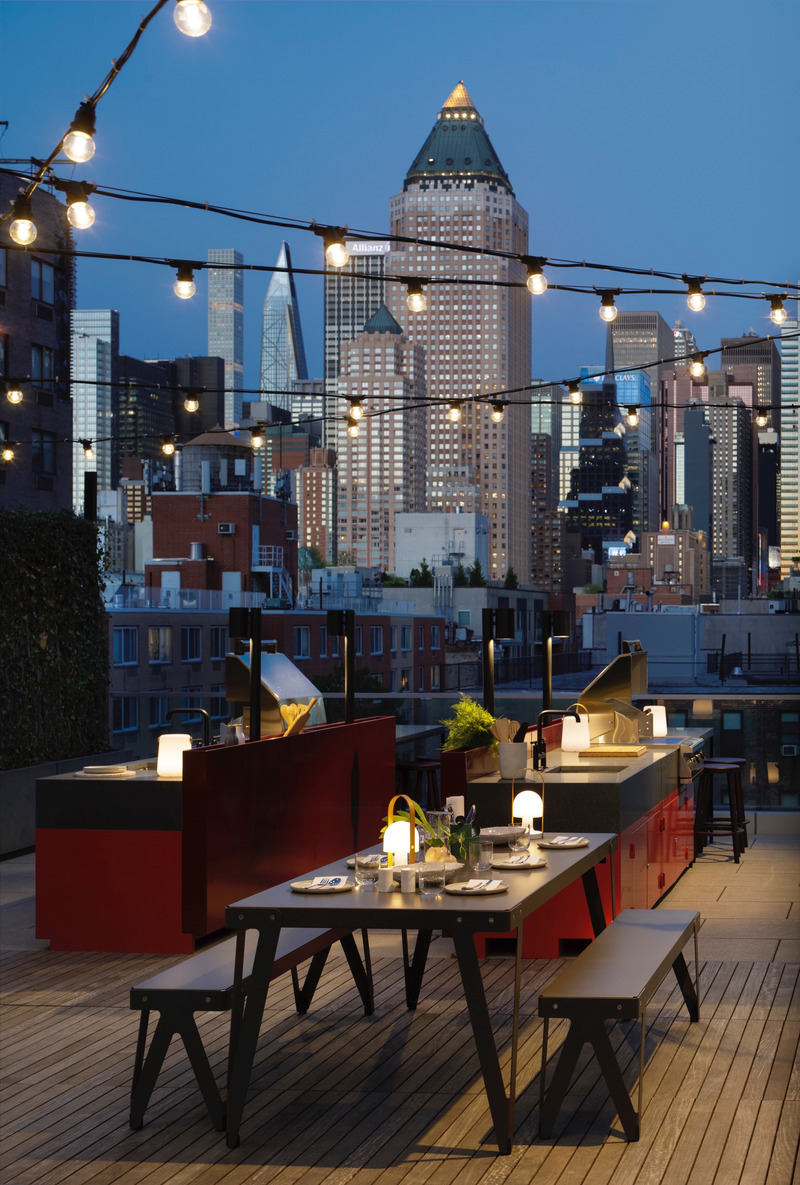 Dossier de presse | 1472-08 - Communiqué de presse | concrete Designs First Residential Building in Manhattan - Concrete Amsterdam - Architecture résidentielle -  The West - bbq rooftop 8th floor - Crédit photo : ewout huibers