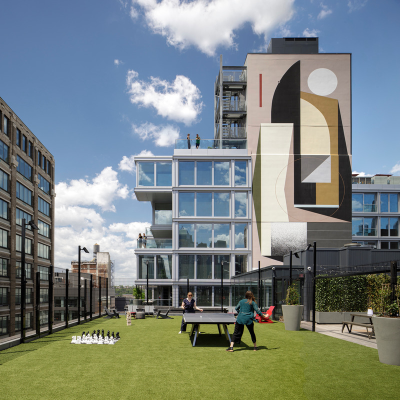 Dossier de presse | 1472-08 - Communiqué de presse | concrete Designs First Residential Building in Manhattan - Concrete Amsterdam - Architecture résidentielle - The West - play court rooftop 8th floor - Crédit photo : ewout huibers