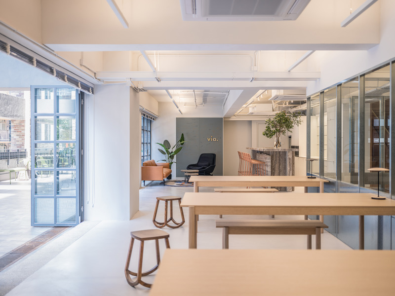 Dossier de presse | 4908-01 - Communiqué de presse | Hong Kong Studio via. Unveils Hybrid Office Centered on Creativity and Wellbeing - via. - Design d’intérieur commercial -  <p class="">The café is a casual spot for dining, socializing and gathering. Flexibly laid out with access to the outdoor terrace, the space can be adapted for hosting company events and talks.</p>  - Crédit photo : Kenneth Chao