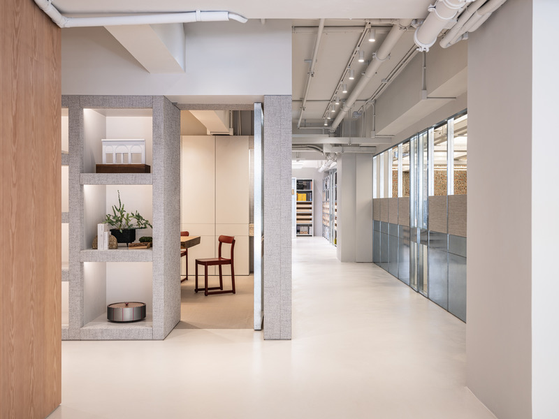 Dossier de presse | 4908-01 - Communiqué de presse | Hong Kong Studio via. Unveils Hybrid Office Centered on Creativity and Wellbeing - via. - Design d’intérieur commercial -  <p class="">A corridor separates solo work stations from other functional spaces, including a meeting room and the material library.</p>  - Crédit photo : Kenneth Chao
