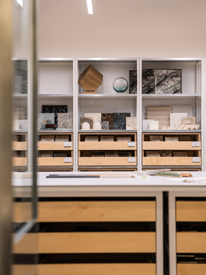 Dossier de presse | 4908-01 - Communiqué de presse | Hong Kong Studio via. Unveils Hybrid Office Centered on Creativity and Wellbeing - via. - Design d’intérieur commercial -  <p class="">The library houses an extensive archive of textural resources, built with a custom work bench and categorized cabinets to enhance accessibility.</p>  - Crédit photo : Kenneth Chao