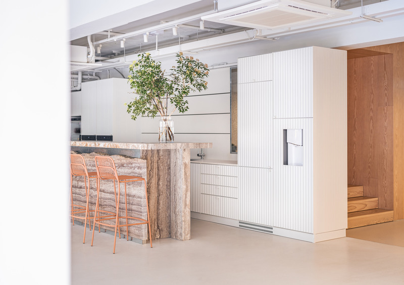 Dossier de presse | 4908-01 - Communiqué de presse | Hong Kong Studio via. Unveils Hybrid Office Centered on Creativity and Wellbeing - via. - Design d’intérieur commercial -  <p class="">Custom kitchen unit, matched with a striking travertine bar.</p>  - Crédit photo : Kenneth Chao