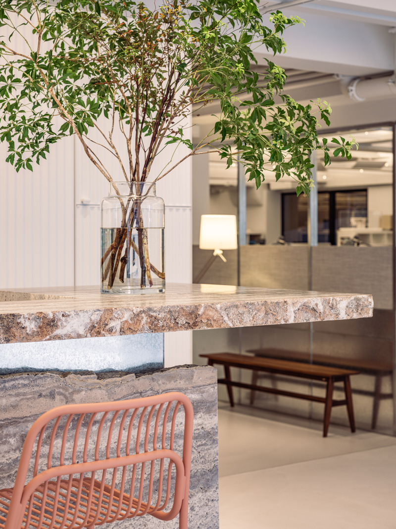 Dossier de presse | 4908-01 - Communiqué de presse | Hong Kong Studio via. Unveils Hybrid Office Centered on Creativity and Wellbeing - via. - Design d’intérieur commercial -  <p class="">Barista-style bar counter with blush barstools.</p>  - Crédit photo : Kenneth Chao