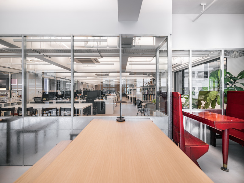 Dossier de presse | 4908-01 - Communiqué de presse | Hong Kong Studio via. Unveils Hybrid Office Centered on Creativity and Wellbeing - via. - Design d’intérieur commercial -  <p class="">The open-planned space incorporates group discussion tables and different seating options to facilitate different work styles and collaborative efforts.</p>  - Crédit photo : Kenneth Chao