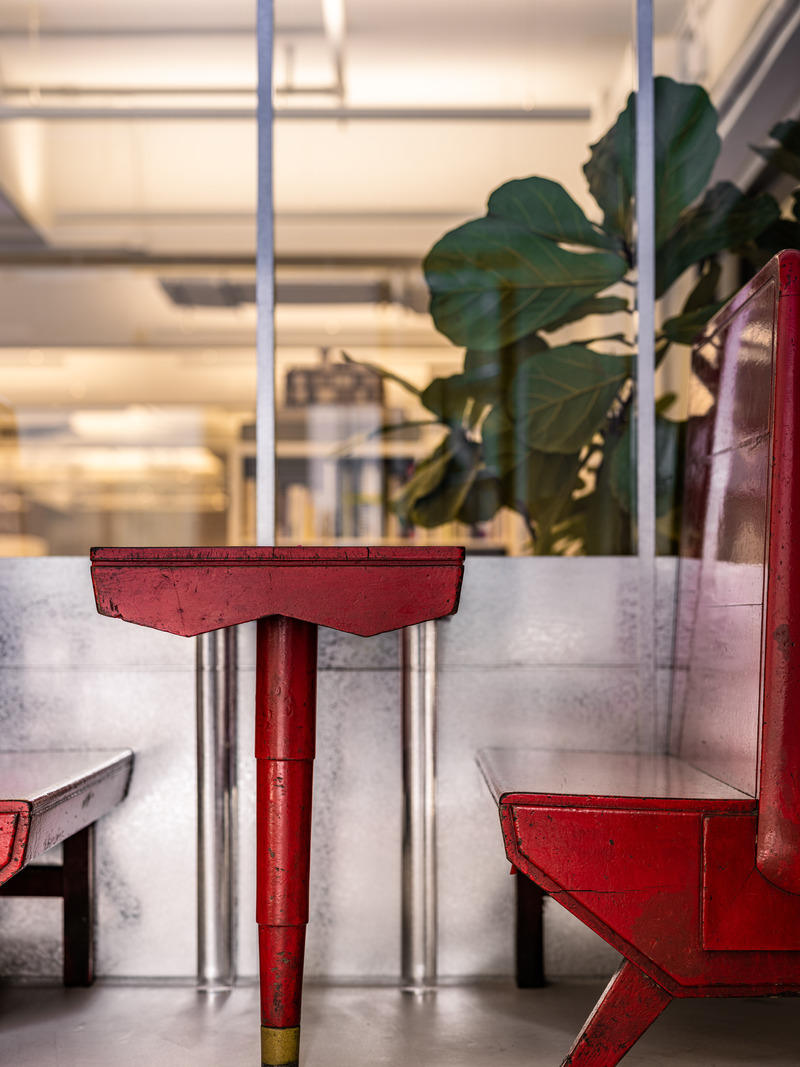 Dossier de presse | 4908-01 - Communiqué de presse | Hong Kong Studio via. Unveils Hybrid Office Centered on Creativity and Wellbeing - via. - Design d’intérieur commercial -  <p class="">Vintage ‘Hoi On Café’ banquette repurposed with acrylic legs.</p>  - Crédit photo : Kenneth Chao