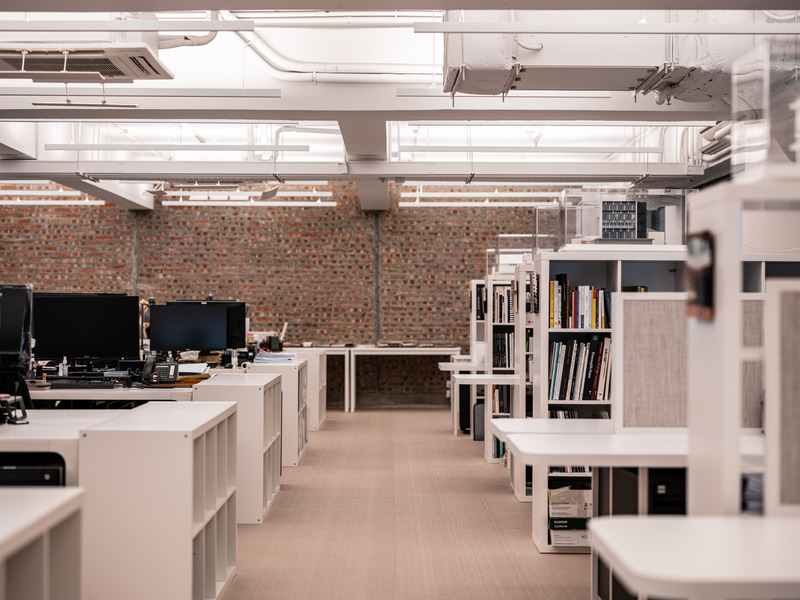 Dossier de presse | 4908-01 - Communiqué de presse | Hong Kong Studio via. Unveils Hybrid Office Centered on Creativity and Wellbeing - via. - Design d’intérieur commercial -  <p class="">Open-planned work spaces.</p>  - Crédit photo : Kenneth Chao