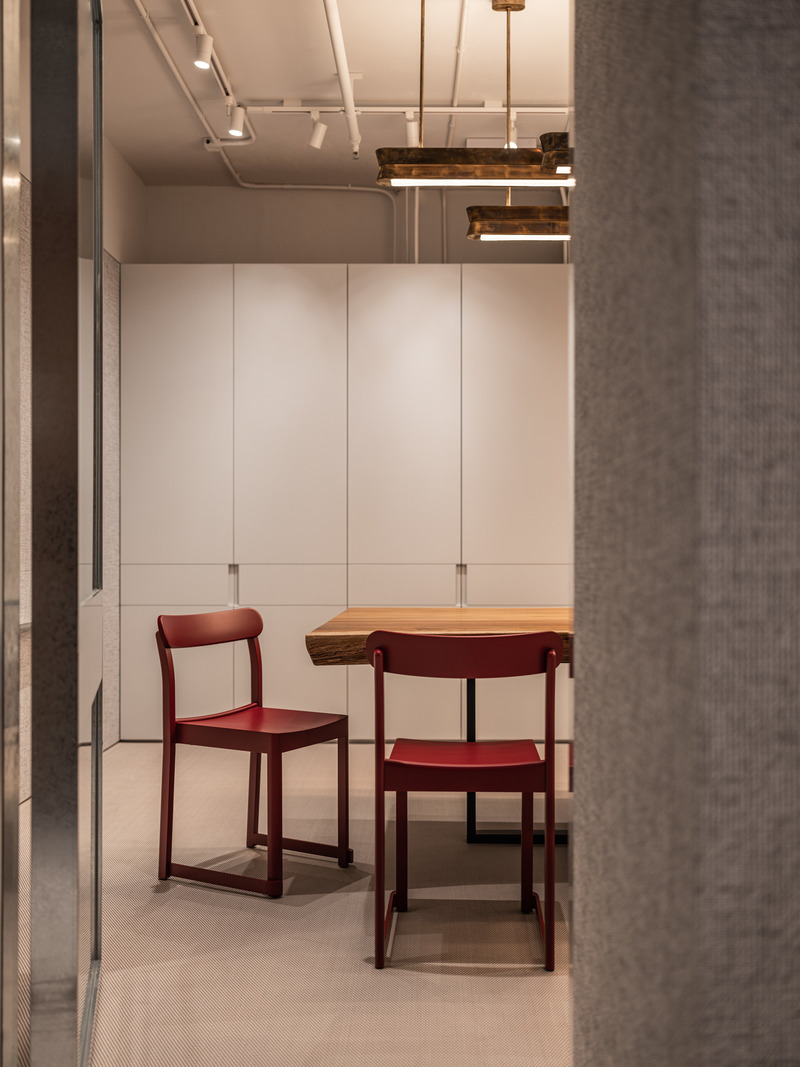 Dossier de presse | 4908-01 - Communiqué de presse | Hong Kong Studio via. Unveils Hybrid Office Centered on Creativity and Wellbeing - via. - Design d’intérieur commercial - <p class="">Private meeting room.</p> - Crédit photo : Kenneth Chao