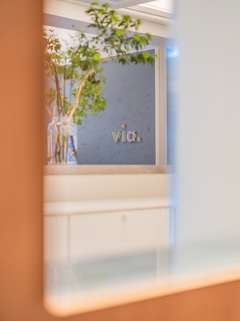 Dossier de presse | 4908-01 - Communiqué de presse | Hong Kong Studio via. Unveils Hybrid Office Centered on Creativity and Wellbeing - via. - Design d’intérieur commercial -  <p class="">A glass window in the stairway offers a glimpse of the action in the café and terrace.</p>  - Crédit photo : Kenneth Chao