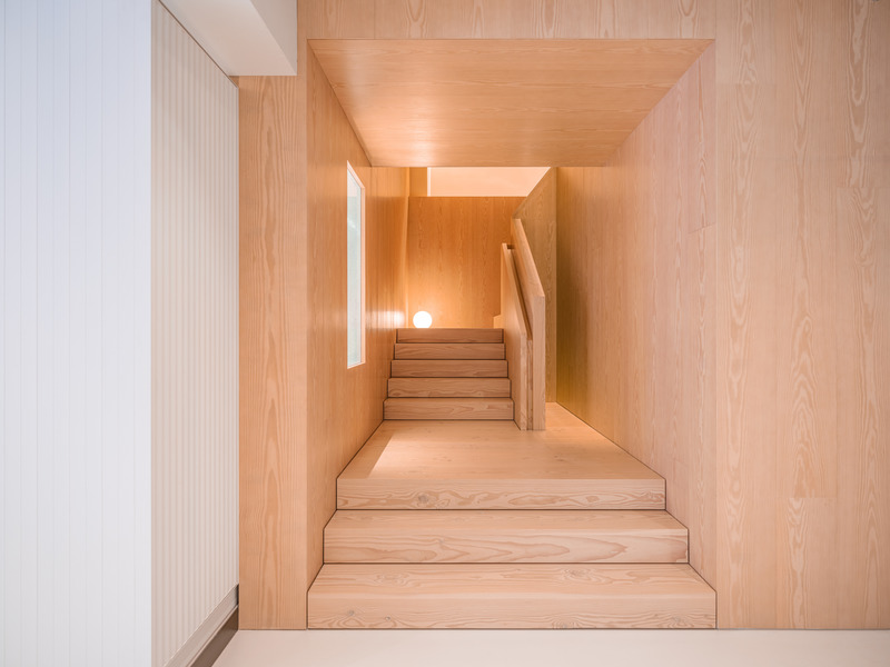 Dossier de presse | 4908-01 - Communiqué de presse | Hong Kong Studio via. Unveils Hybrid Office Centered on Creativity and Wellbeing - via. - Design d’intérieur commercial -  <p class="">The staircase, lined with Scandinavian timber, connects the two studio floors.</p>  - Crédit photo : Kenneth Chao