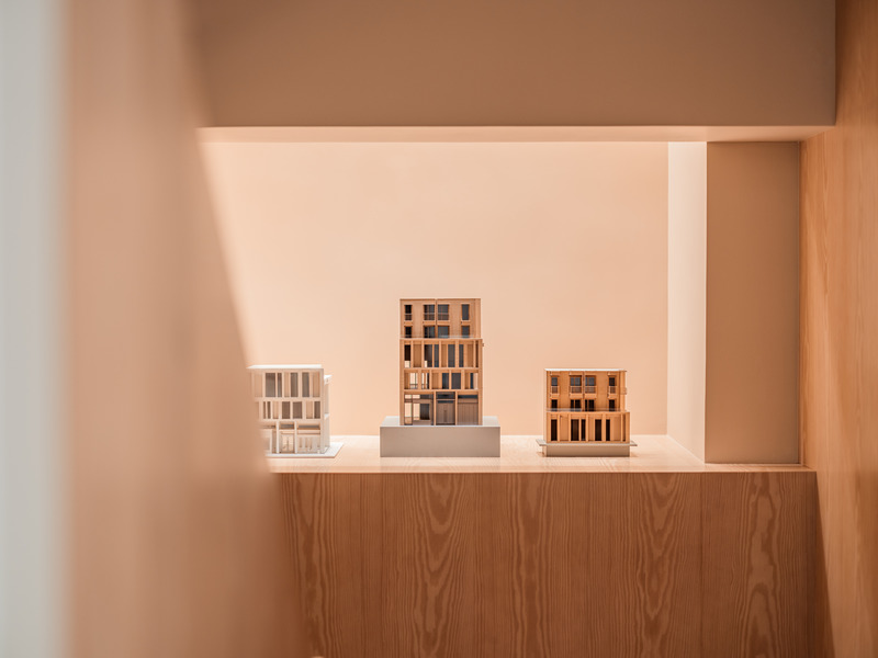 Dossier de presse | 4908-01 - Communiqué de presse | Hong Kong Studio via. Unveils Hybrid Office Centered on Creativity and Wellbeing - via. - Design d’intérieur commercial -  <p class="">A wall niche highlights a series of architecture models.</p>  - Crédit photo : Kenneth Chao