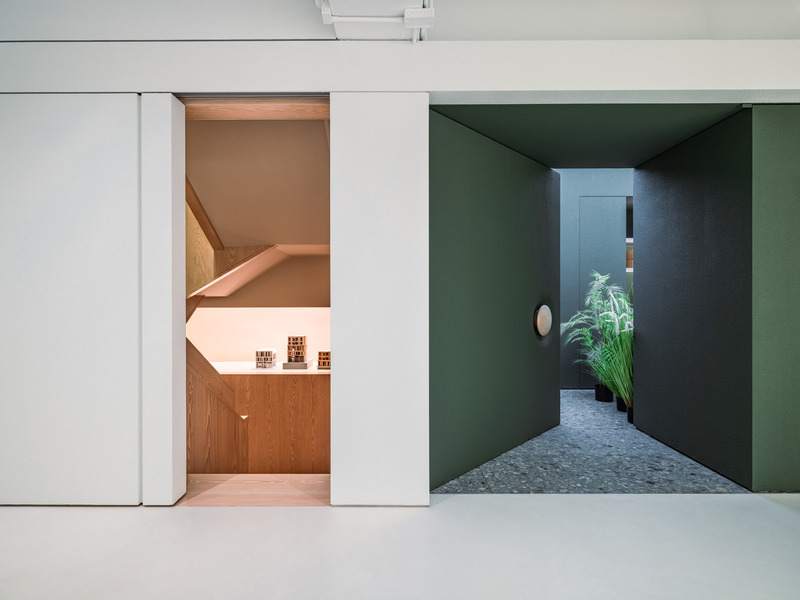 Dossier de presse | 4908-01 - Communiqué de presse | Hong Kong Studio via. Unveils Hybrid Office Centered on Creativity and Wellbeing - via. - Design d’intérieur commercial -  <p class="">Sliding and swing doors allow the upper floor of the studio to become a standalone exhibition and events venue.</p>  - Crédit photo : Kenneth Chao