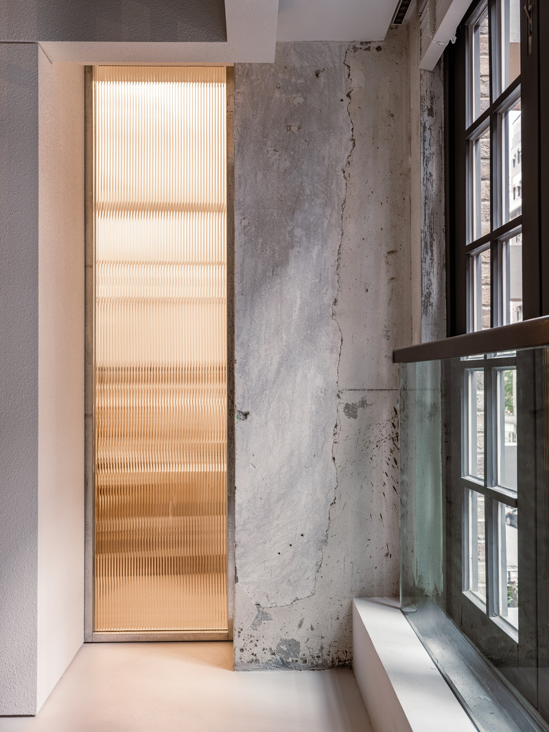 Dossier de presse | 4908-01 - Communiqué de presse | Hong Kong Studio via. Unveils Hybrid Office Centered on Creativity and Wellbeing - via. - Design d’intérieur commercial -  <p class="">Exposed concrete walls in the gallery contrast with fluted glass.</p>  - Crédit photo : Kenneth Chao