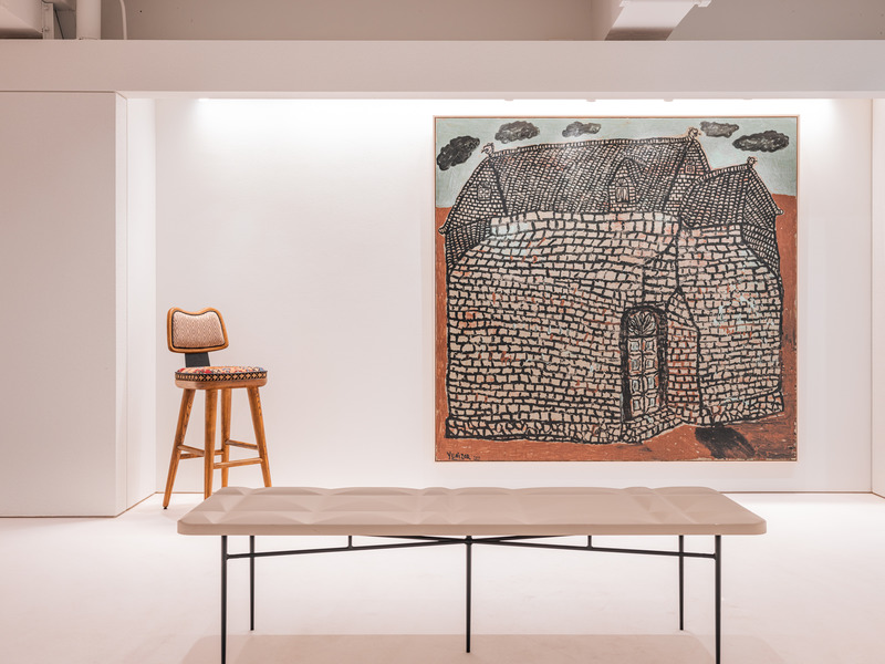 Dossier de presse | 4908-01 - Communiqué de presse | Hong Kong Studio via. Unveils Hybrid Office Centered on Creativity and Wellbeing - via. - Design d’intérieur commercial -  <p class="">‘Rumah Hitam’ painting by Yunizar adorn the gallery walls alongside a bench and ‘Vanimal’ barstool by via.</p>  - Crédit photo : Kenneth Chao