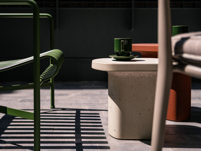 Dossier de presse | 4908-01 - Communiqué de presse | Hong Kong Studio via. Unveils Hybrid Office Centered on Creativity and Wellbeing - via. - Design d’intérieur commercial -  <p class="">Hay ‘Palisade’ outdoor armchair and B&amp;B Italia 'Erica ‘19' chair, with Pedrali 'Caementum' side tables for the outdoor terrace.</p>  - Crédit photo : Kenneth Chao