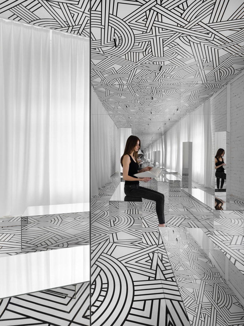 Dossier de presse | 2247-08 - Communiqué de presse | A Boundless Place of Infinite Possibilities: Maxim Kashin’s Installation Provides a Contemporary Interpretation of Suprematism - Maxim Kashin Architects - Évènement + Exposition - New Suprematism - Crédit photo : ©Dmitry Chebanenko