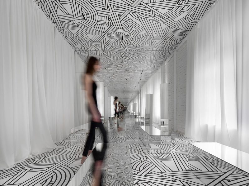 Dossier de presse | 2247-08 - Communiqué de presse | A Boundless Place of Infinite Possibilities: Maxim Kashin’s Installation Provides a Contemporary Interpretation of Suprematism - Maxim Kashin Architects - Évènement + Exposition - New Suprematism - Crédit photo : ©Dmitry Chebanenko
