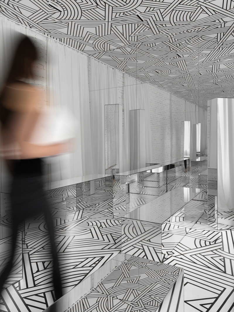 Dossier de presse | 2247-08 - Communiqué de presse | A Boundless Place of Infinite Possibilities: Maxim Kashin’s Installation Provides a Contemporary Interpretation of Suprematism - Maxim Kashin Architects - Évènement + Exposition - New Suprematism - Crédit photo : ©Dmitry Chebanenko