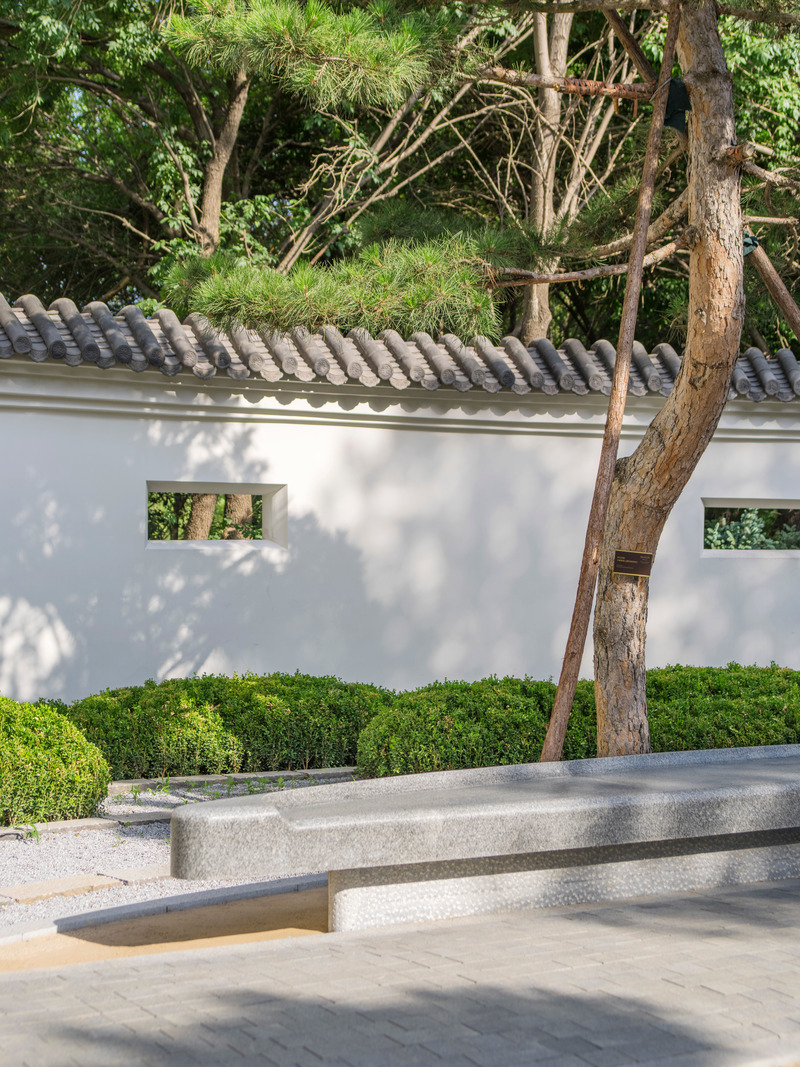 Dossier de presse | 5086-01 - Communiqué de presse | MAHA Residential Gardens Popular Choice Winner at the 2022 Architizer A+ Awards - Ballistic Architecture Machine (BAM) - Architecture de paysage - A uniquely carved stone seat provides a vantage<br style="">for contemplation within the serene setting of the<br style="">winter season garden.<br style=""> - Crédit photo : LIN Banye