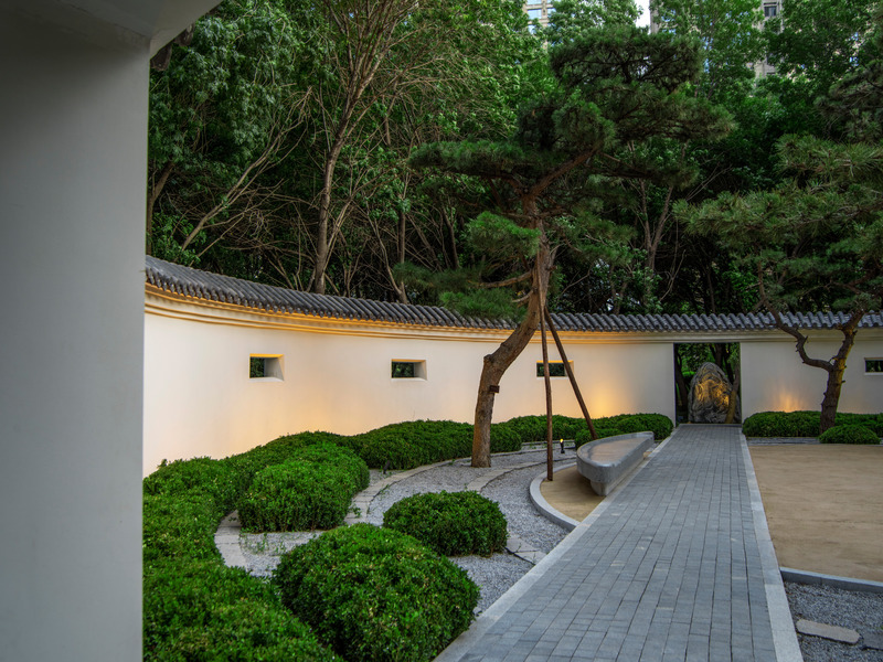 Dossier de presse | 5086-01 - Communiqué de presse | MAHA Residential Gardens Popular Choice Winner at the 2022 Architizer A+ Awards - Ballistic Architecture Machine (BAM) - Architecture de paysage - <p class="">The winter garden is a small multifunction space, used for parties, events, or tea ceremonies. The space is occupied by sculptural pines which appear to be dancing together in the space. In the winter season, the austere garden comes to life when snow periodically blankets the space making the pines appear even more expressive than usual. </p> - Crédit photo : LIN Banye