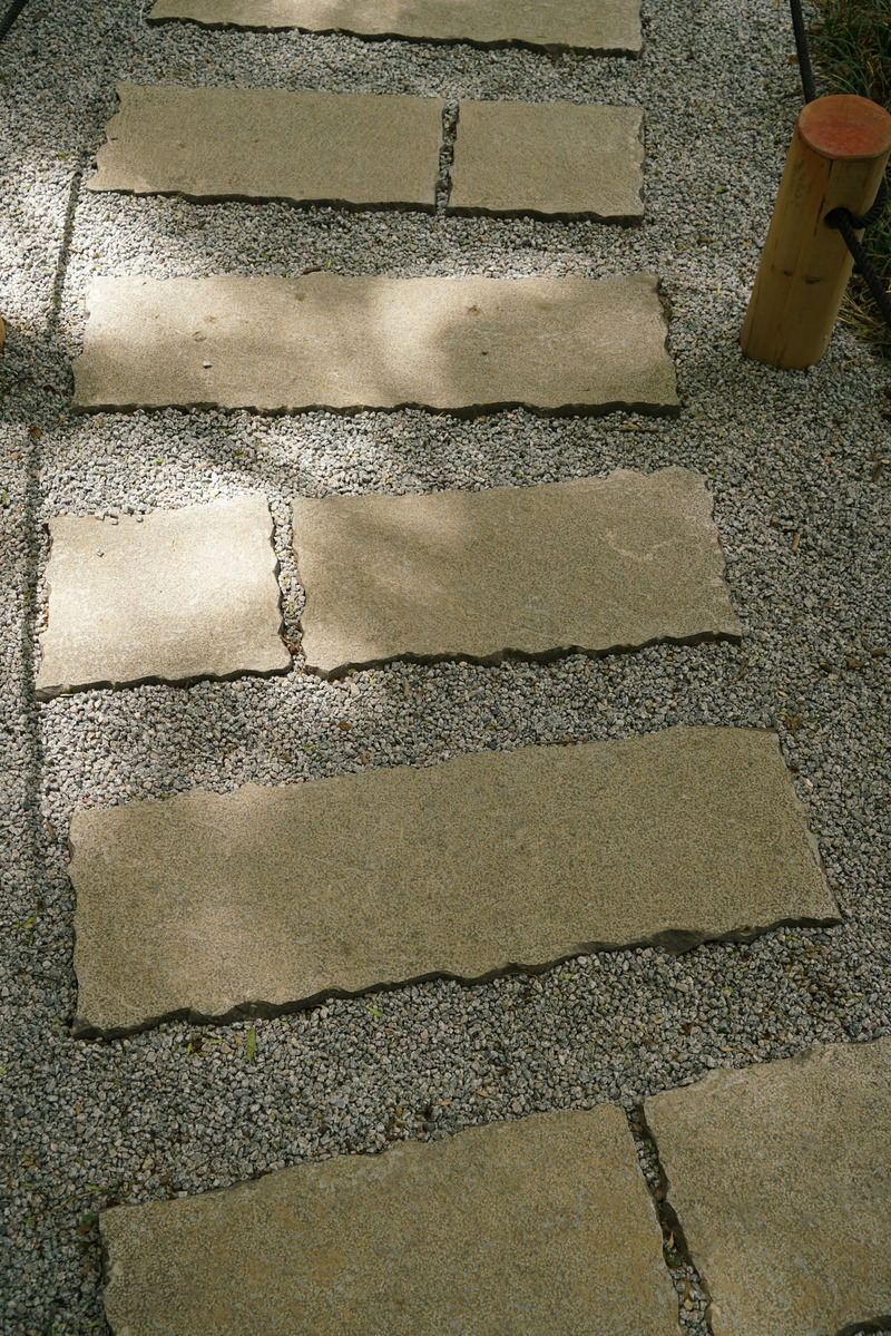 Dossier de presse | 5086-01 - Communiqué de presse | MAHA Residential Gardens Popular Choice Winner at the 2022 Architizer A+ Awards - Ballistic Architecture Machine (BAM) - Architecture de paysage - Stonestepped pathway detail. - Crédit photo : BAM