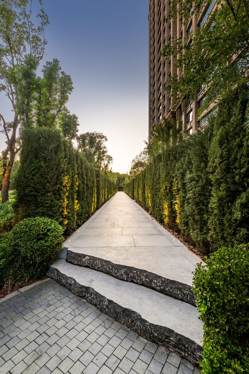 Dossier de presse | 5086-01 - Communiqué de presse | MAHA Residential Gardens Popular Choice Winner at the 2022 Architizer A+ Awards - Ballistic Architecture Machine (BAM) - Architecture de paysage - Hand chipped stone slabs create a skewed entry to the residence lobby gardens, ‘natural’ counterpoint to the more architecturally organized entry sequence.<br> - Crédit photo : Amey Kandalgaonkar
