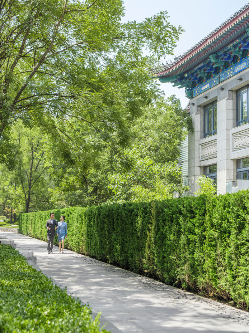 Dossier de presse | 5086-01 - Communiqué de presse | MAHA Residential Gardens Popular Choice Winner at the 2022 Architizer A+ Awards - Ballistic Architecture Machine (BAM) - Architecture de paysage - Hedge walls guide MAHA residents to their exclusive tower lobby entries. - Crédit photo : LIN Banye