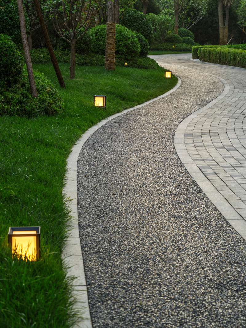 Dossier de presse | 5086-01 - Communiqué de presse | MAHA Residential Gardens Popular Choice Winner at the 2022 Architizer A+ Awards - Ballistic Architecture Machine (BAM) - Architecture de paysage - The circulation around the site is defined through a hierarchy which is subtly expressed through<br>the paving. The main circulation loop which circumambulates the site is divided into two materials, a permeable poured material ideal for jogging or children’s scooters, and a walking path of<br style="">granite cobbles.<br style=""> - Crédit photo : LIN Banye