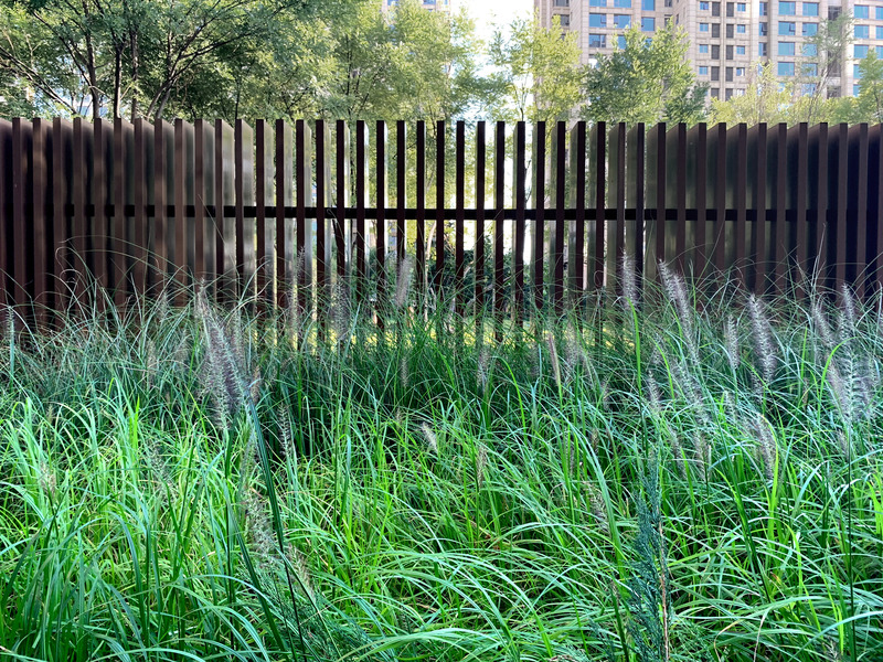 Dossier de presse | 5086-01 - Communiqué de presse | MAHA Residential Gardens Popular Choice Winner at the 2022 Architizer A+ Awards - Ballistic Architecture Machine (BAM) - Architecture de paysage - The slatted construction fence allows for views to the landscape beyond. - Crédit photo : WU Qingshan