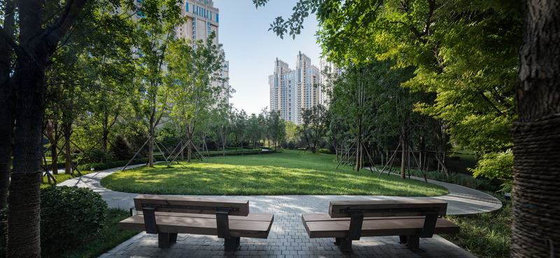 Dossier de presse | 5086-01 - Communiqué de presse | MAHA Residential Gardens Popular Choice Winner at the 2022 Architizer A+ Awards - Ballistic Architecture Machine (BAM) - Architecture de paysage - <p class="">A seating area at the boundary of the forest allows for rest.</p> - Crédit photo : LIN Banye