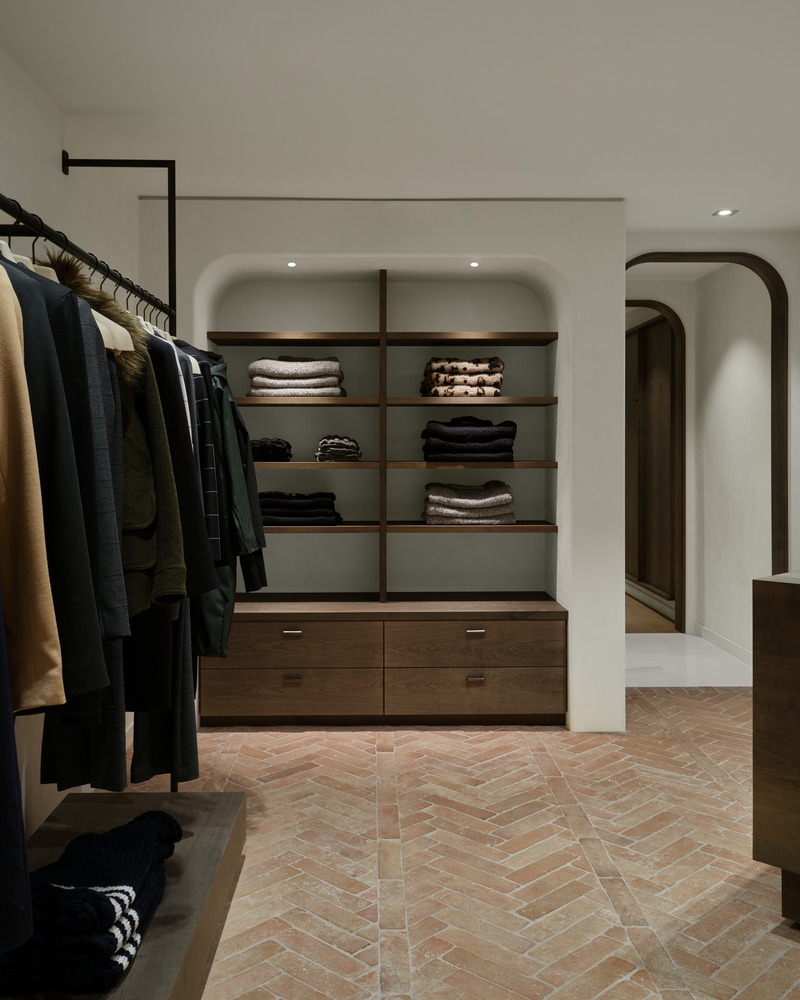 Dossier de presse | 6316-01 - Communiqué de presse | SMYTHE's First Fashion Boutique Opens - Ashley Botten Design and Tommy Smythe - Design d’intérieur commercial - An arched and narrow passageway leads to a lounge area and dressing rooms at the back of the shop. - Crédit photo : Patrick Biller
