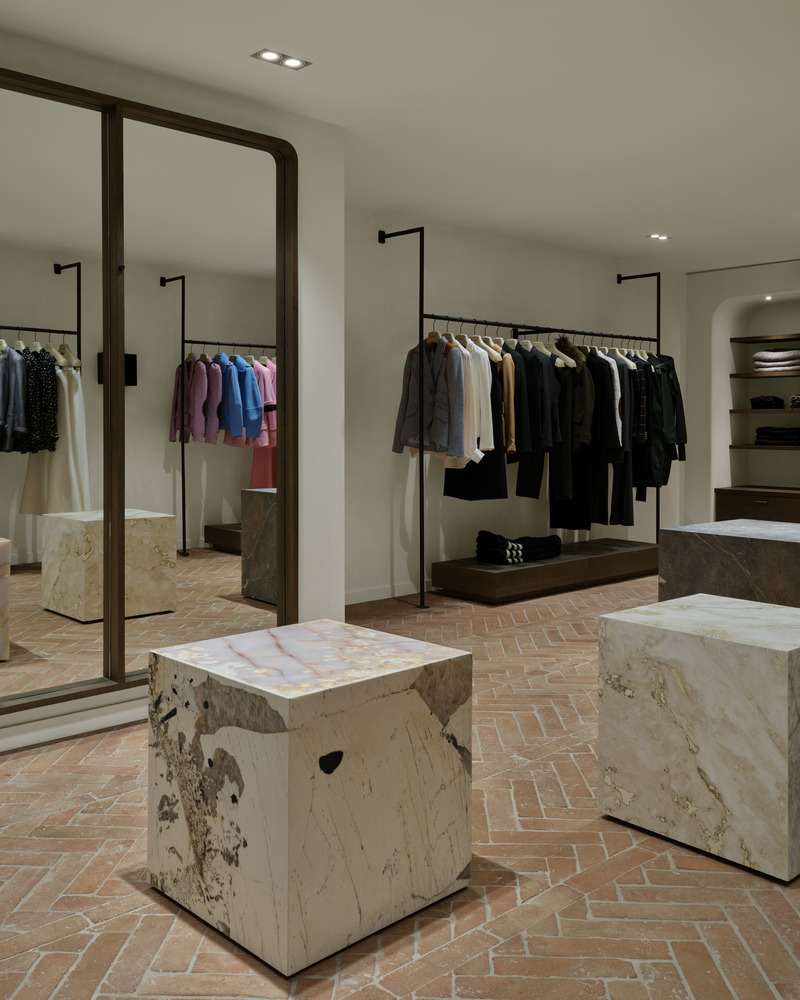 Dossier de presse | 6316-01 - Communiqué de presse | SMYTHE's First Fashion Boutique Opens - Ashley Botten Design and Tommy Smythe - Design d’intérieur commercial - Stone and onyx off-cuts were used to clad four display islands, each of different proportions. - Crédit photo : Patrick Biller